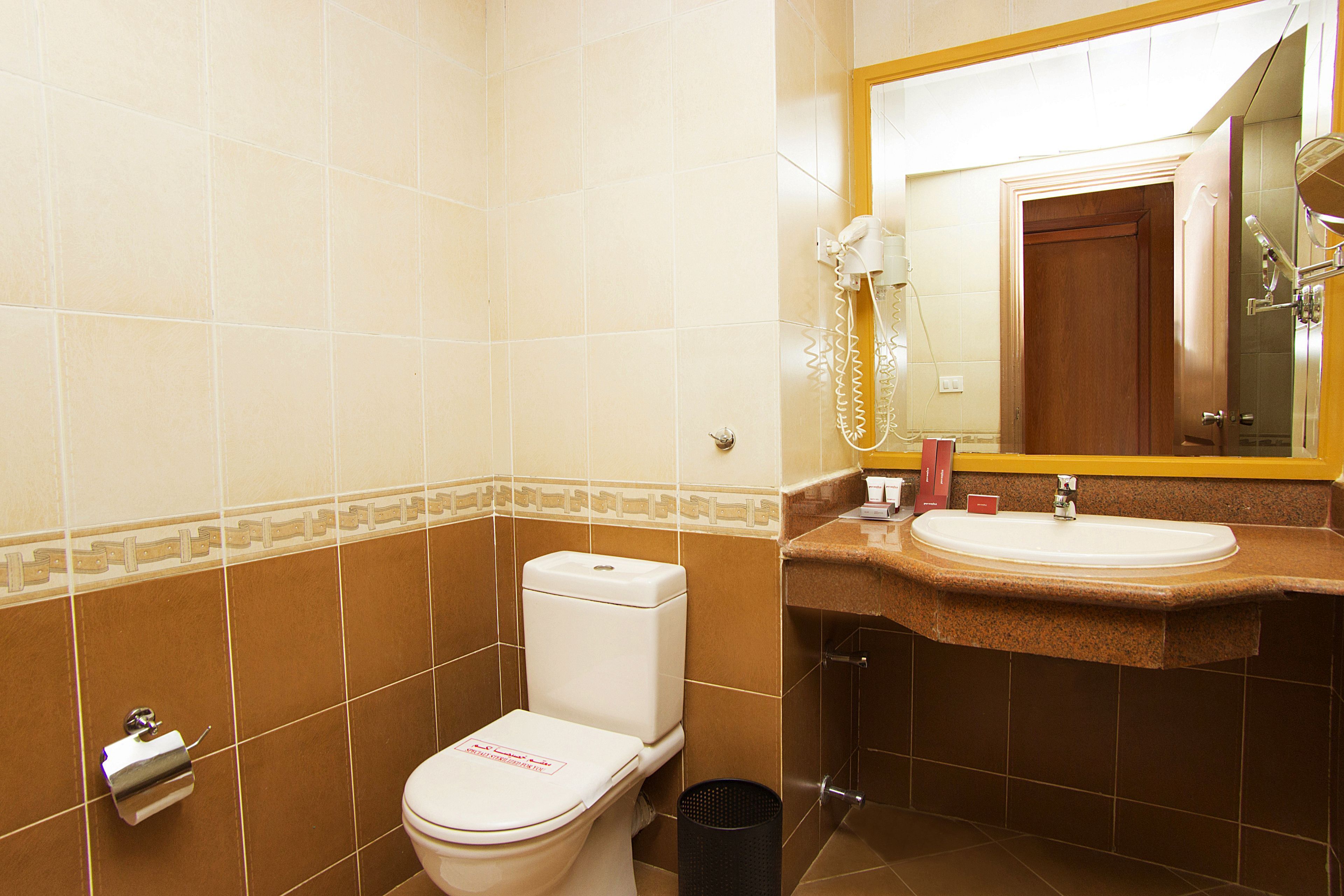 Badezimmer | Dusche, kostenlose Toilettenartikel, Haartrockner, Bademäntel