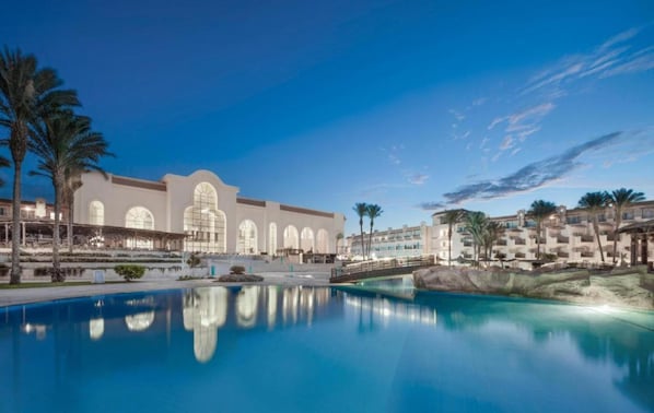 2 outdoor pools