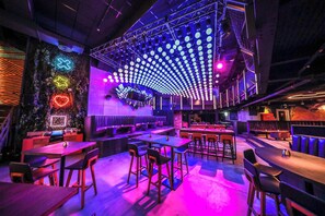 3 restaurants; breakfast, lunch, dinner, and brunch served