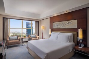 Ropa de cama de alta calidad, edredones de plumas, minibar y caja fuerte