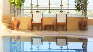 Piscina all'aperto, ombrelloni da piscina, lettini