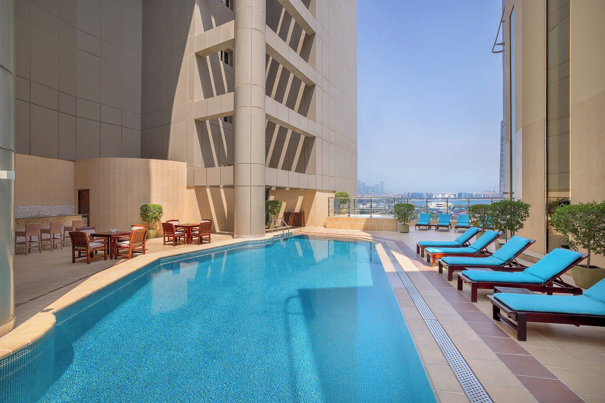 Piscina externa, funciona das 7h às 20h, guarda-sóis, espreguiçadeiras