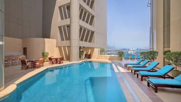 Piscina externa, funciona das 7h às 20h, guarda-sóis, espreguiçadeiras