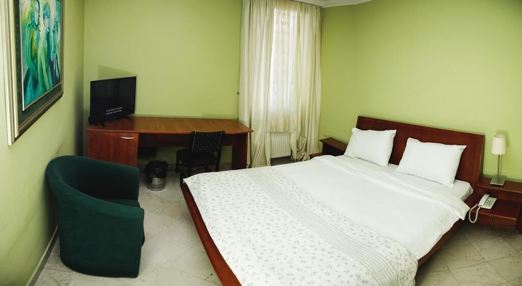 minibar, in-room safe, desk