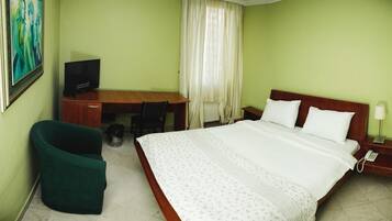 Minibaari, tallelokero huoneessa, työpöytä