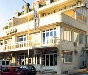 A hotel with a classic architectural style, featuring multiple floors and balconies. - Boja Tours Hotel Podgorica (Podgorica)