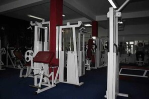 A gym with various exercise machines and a mirror wall. - Boja Tours Hotel Podgorica (Podgorica)