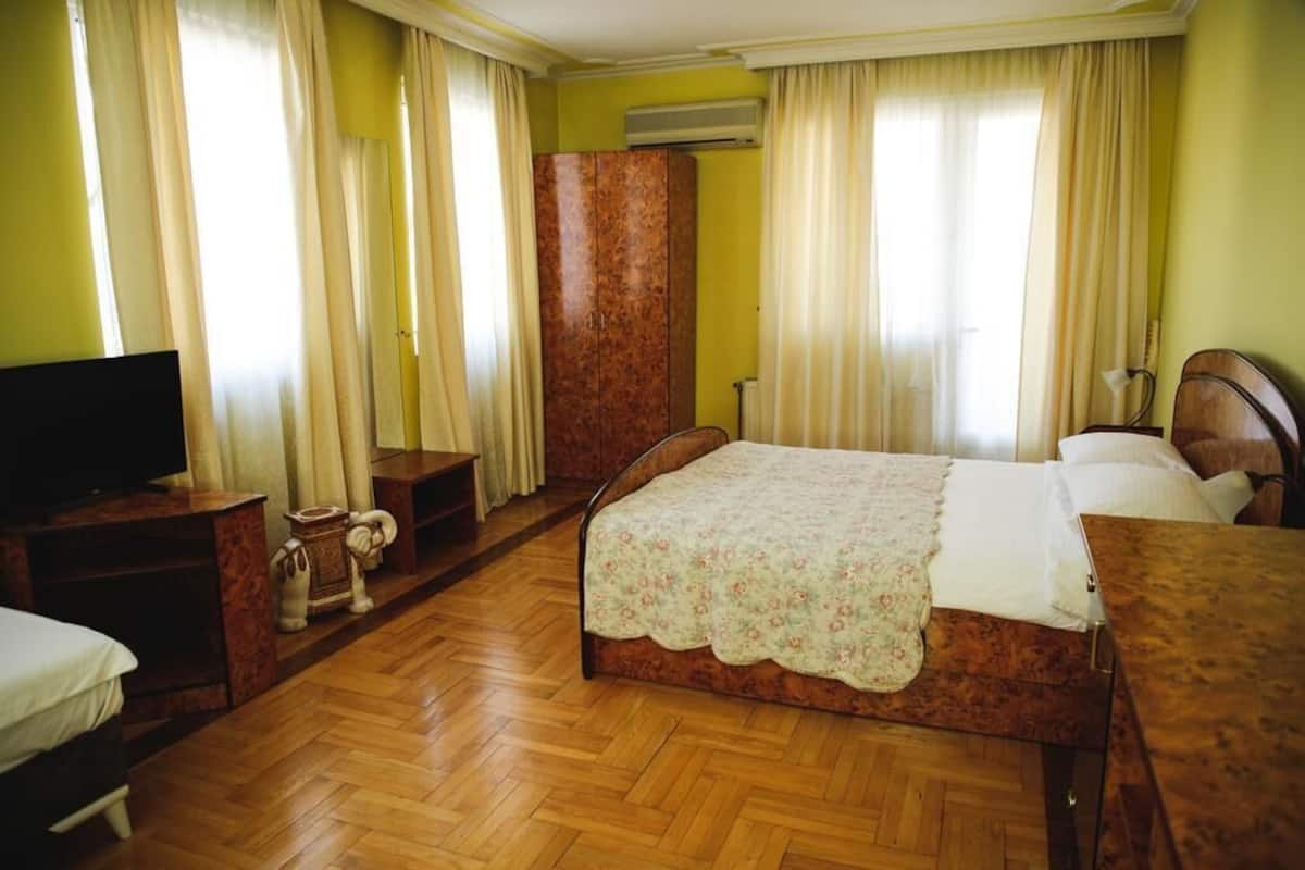 minibar, in-room safe, desk