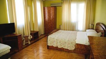 Minibaari, tallelokero huoneessa, työpöytä