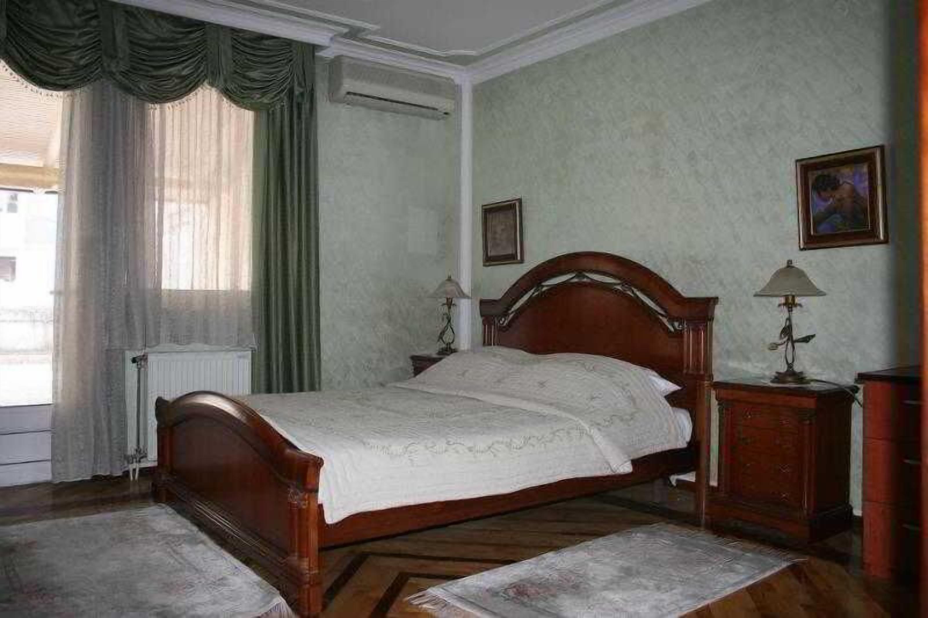 minibar, in-room safe, desk