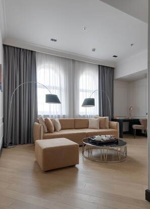 Design-Suite, 1 King-Bett und Schlafsofa, Nichtraucher, Flussblick | 1 Schlafzimmer, Minibar, Zimmersafe, Schreibtisch