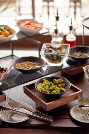 Daily cooked-to-order breakfast for a fee