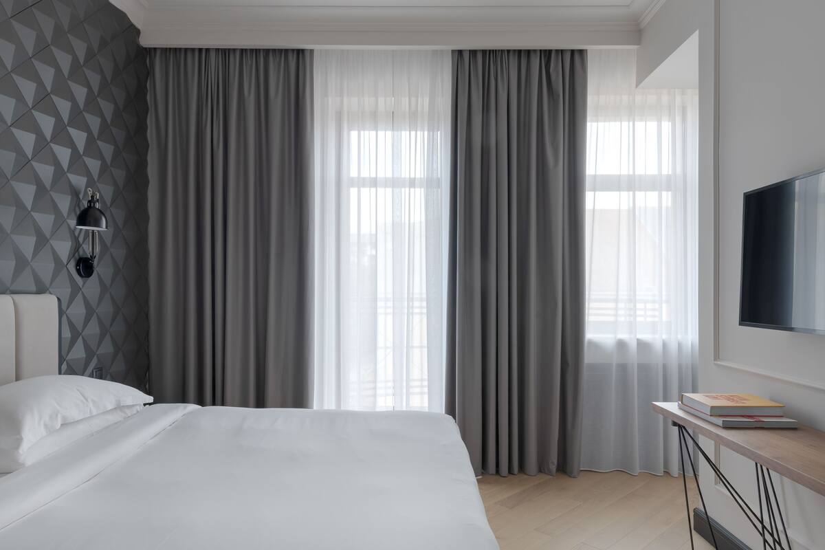 Junior Room, 1 King Bed with Sofa bed, Non Smoking, City View | 1 bedroom, minibar, in-room safe, desk