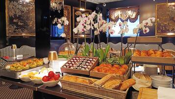 Desayuno buffet diario (EUR 25 por persona)