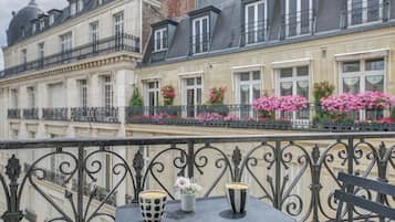 Junior suite, balkon | Luxe beddengoed, een minibar, een kluis op de kamer, een bureau