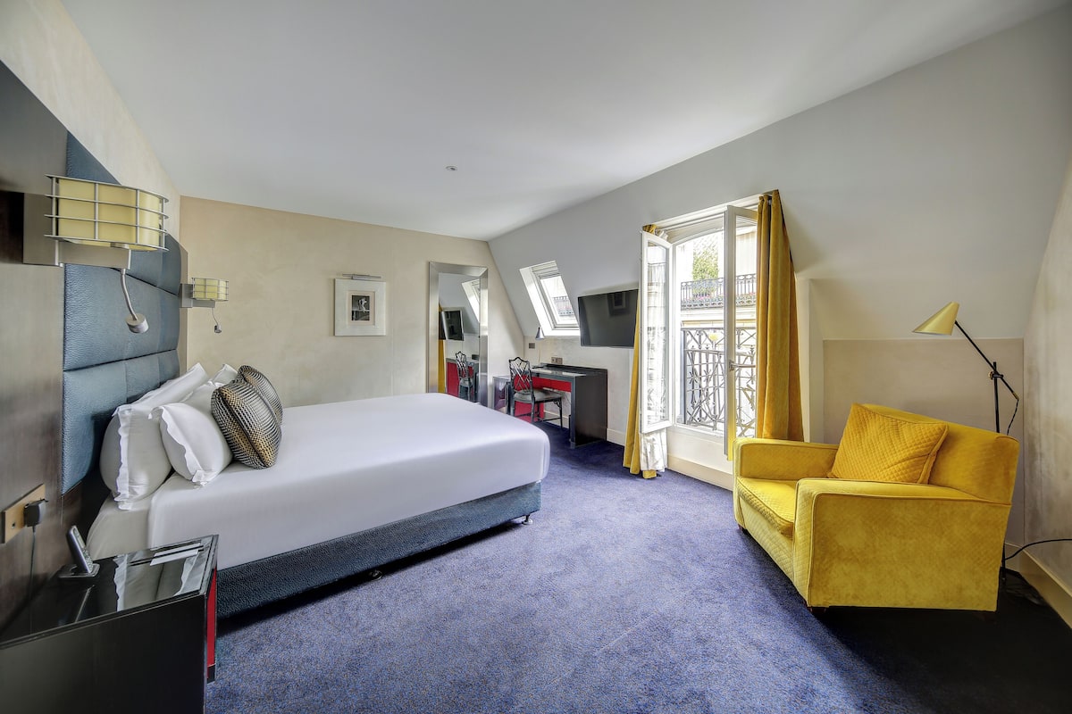 Premium bedding, minibar, in-room safe, desk