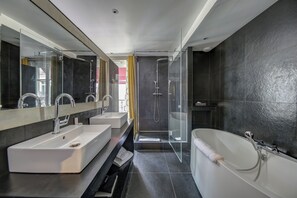 Eco-friendly toiletries, hair dryer, bathrobes, slippers - Chalgrin Boutique Hotel (Paris)