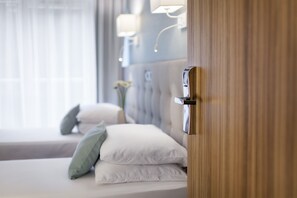 In-room safe, desk, laptop workspace, iron/ironing board - Hotel Aqua Sopot - Destigo Hotels (Sopot)