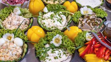 Daily buffet breakfast (PLN 75 per person)