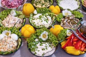 Se ofrece un desayuno bufé (75 PLN por persona)