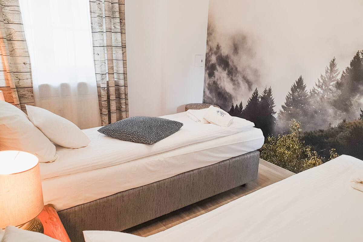 Design Suite | Premium bedding, blackout curtains, iron/ironing board, free WiFi