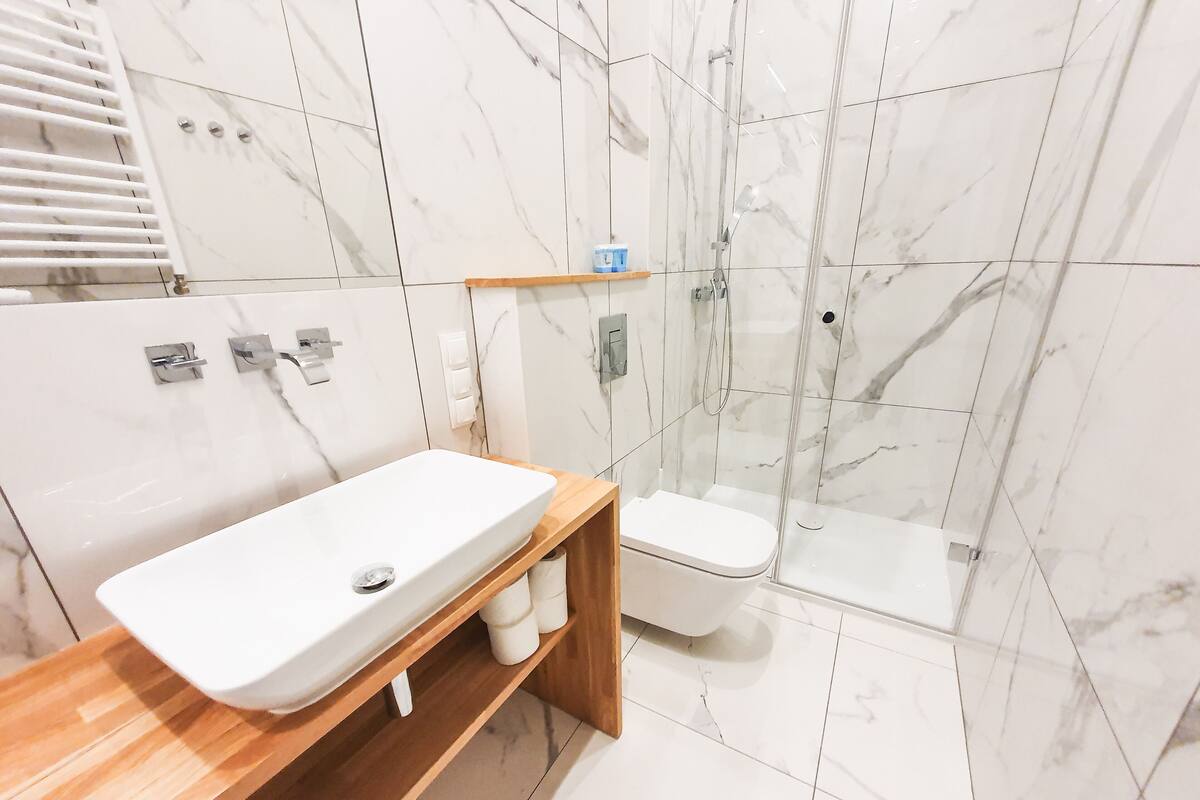 Family Suite | Bathroom | Shower, free toiletries, hair dryer, towels