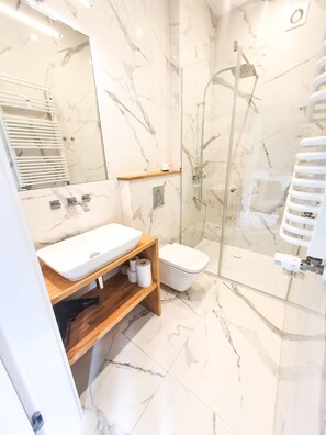 Classic Studio Suite | Bathroom | Shower, free toiletries, hair dryer, towels - Royal Route Residence (Warsaw)