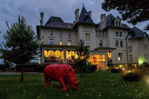 Fachada de la propiedad por la tarde o noche