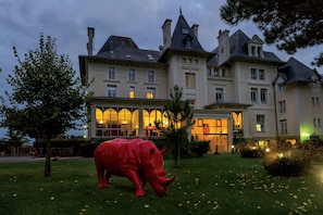 Fachada de la propiedad por la tarde o noche