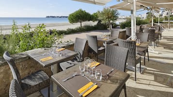 Lunch, dinner served; Regional cuisine, beach views