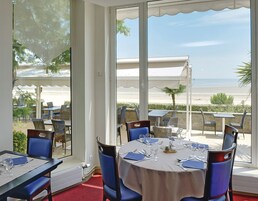 Se sirven almuerzos y cenas; cocina regional; con vista a la playa