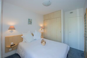 In-room safe, soundproofing, iron/ironing board, free WiFi - Hôtel Vacances Bleues Villa Caroline (La Baule-Escoublac)
