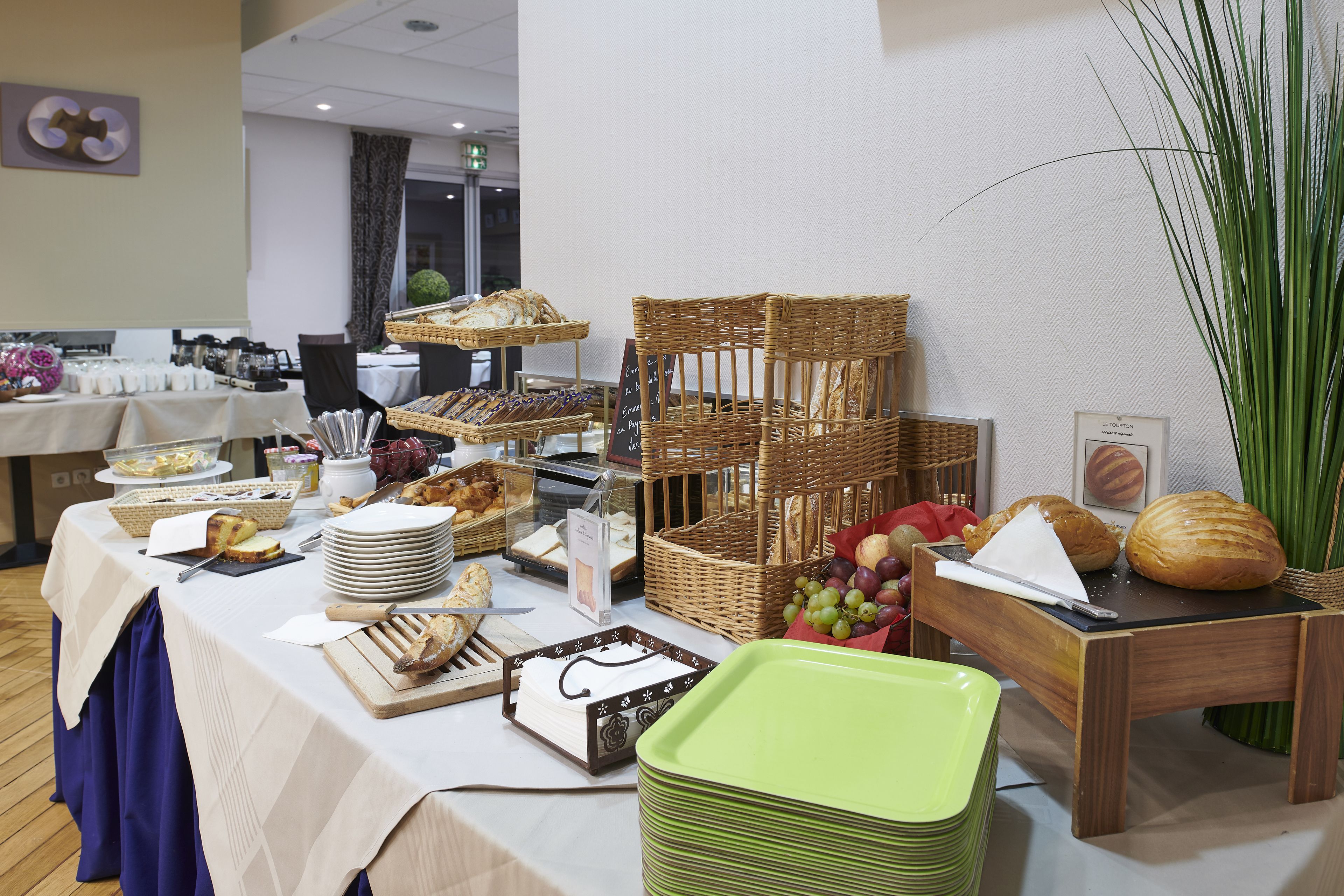 Ein reichhaltiges Buffet mit verschiedenen Speisen und Geschirr.