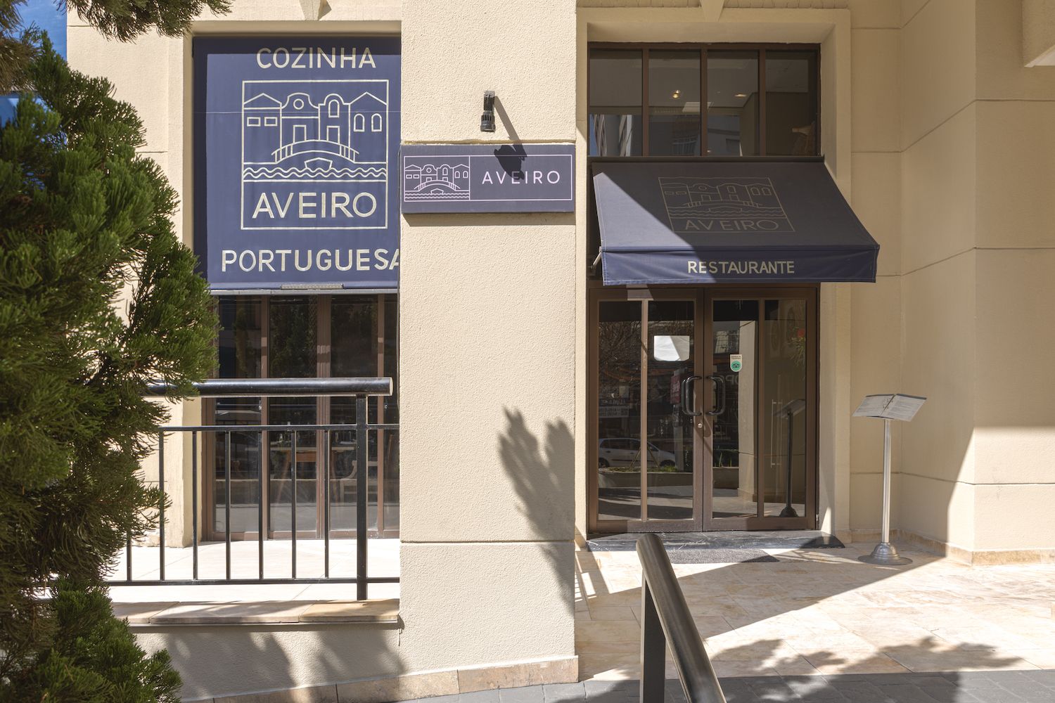 A building with a sign for 'Aveiro' and a restaurant named 'Cozinha'.