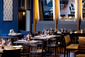 Breakfast, lunch and dinner served - George V Casa Branca (São Paulo)