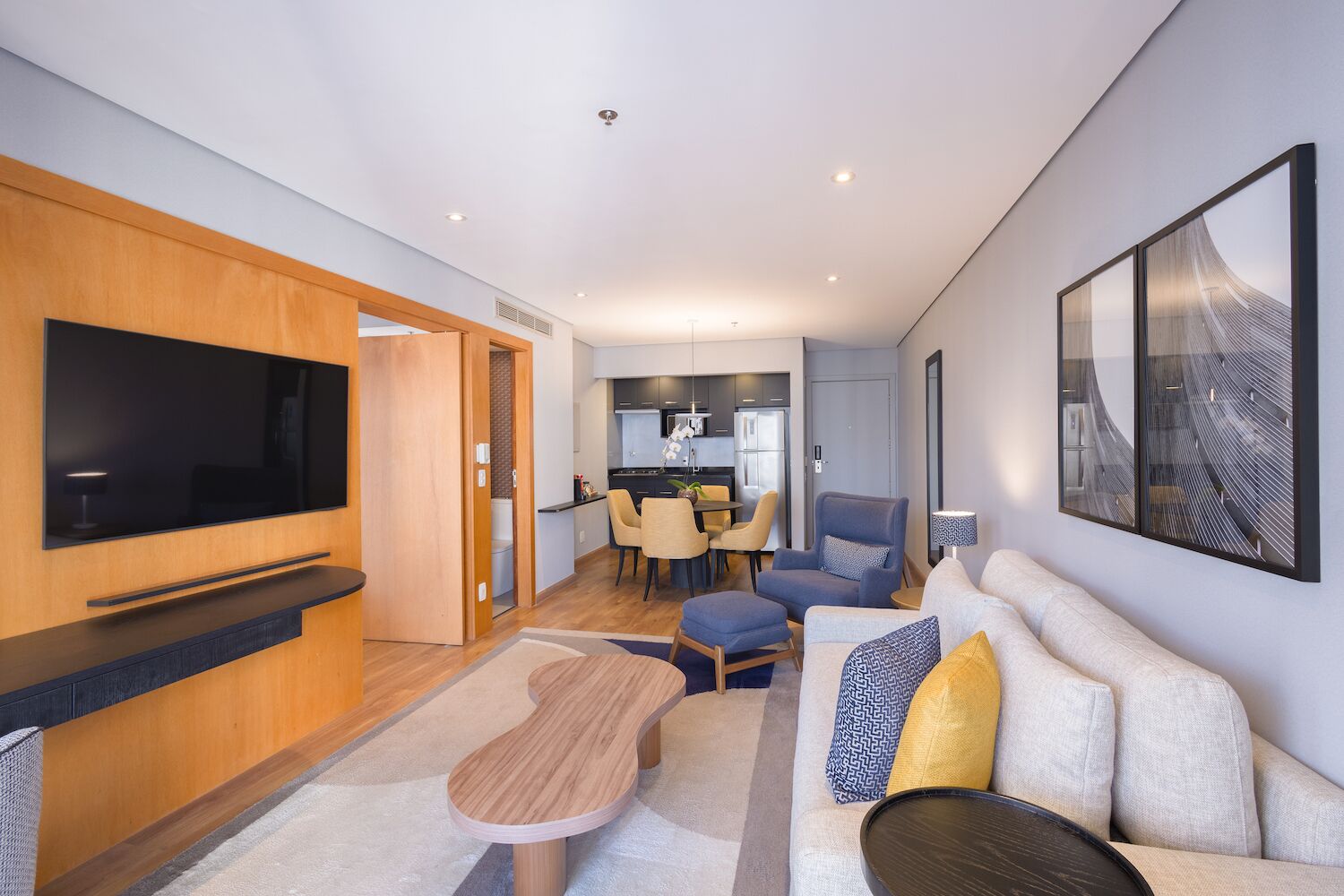 super luxo premier | pillow-top beds, in-room safe, desk, blackout curtains