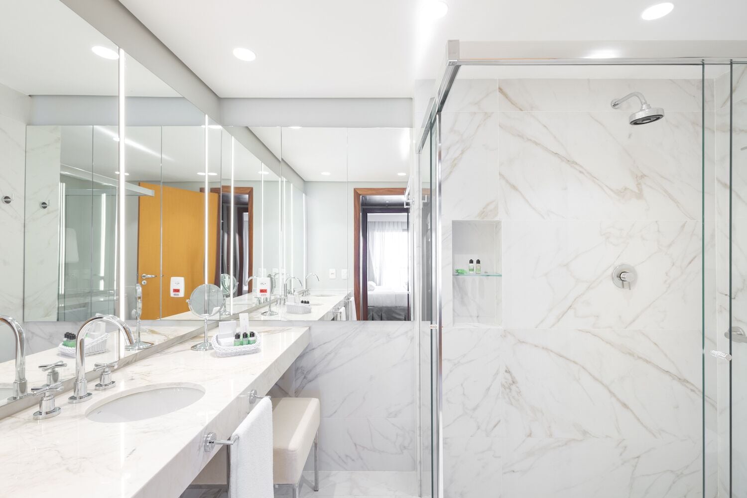 super luxo premier | bathroom | separate bathtub and shower, jetted bath, hair dryer, bathrobes