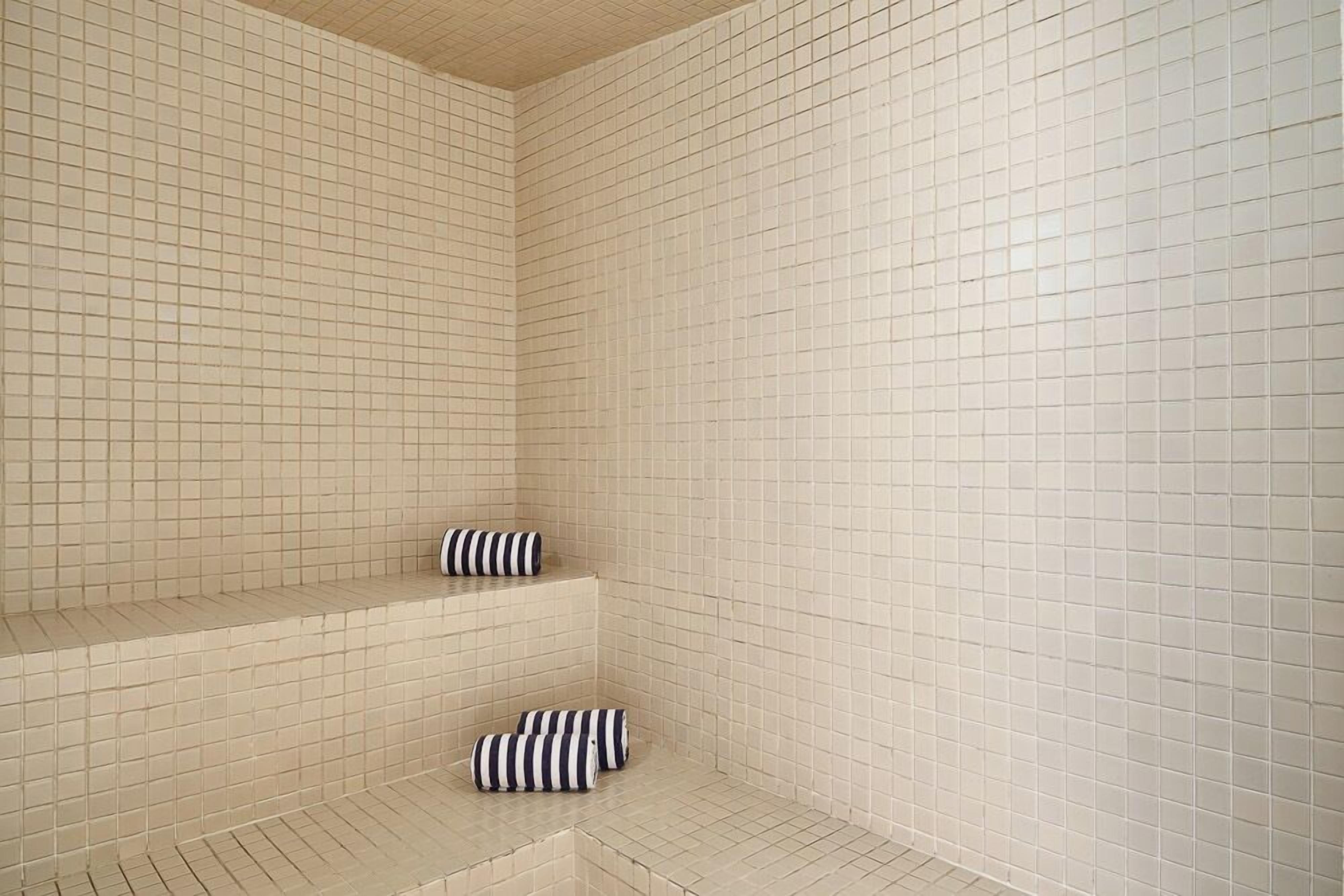 1 treatment room, massages