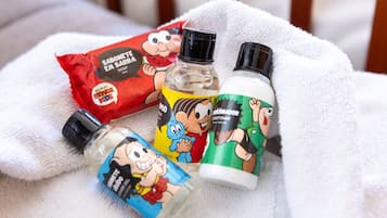 Una selezione di articoli da toilette, tra cui sapone, shampoo, balsamo e detergente corpo, tutti con confezioni illustrate da personaggi dei cartoni animati.