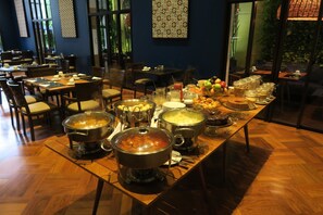 Daily buffet breakfast for a fee