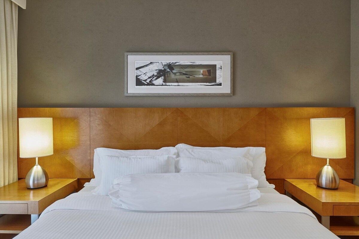 Suite – deluxe | Senger med overmadrass, minibar, safe på rommet og skrivebord