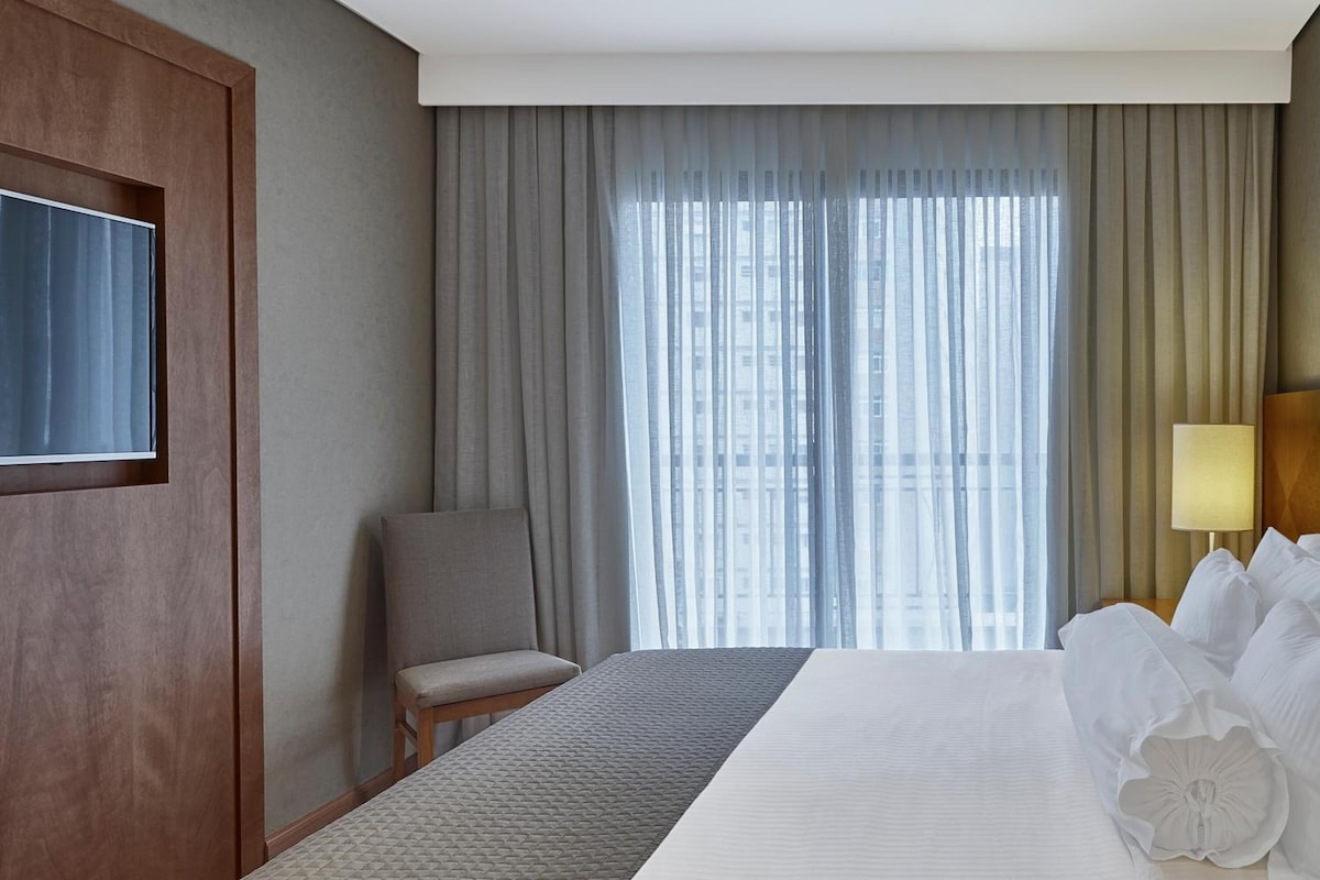 Suite – deluxe | Senger med overmadrass, minibar, safe på rommet og skrivebord
