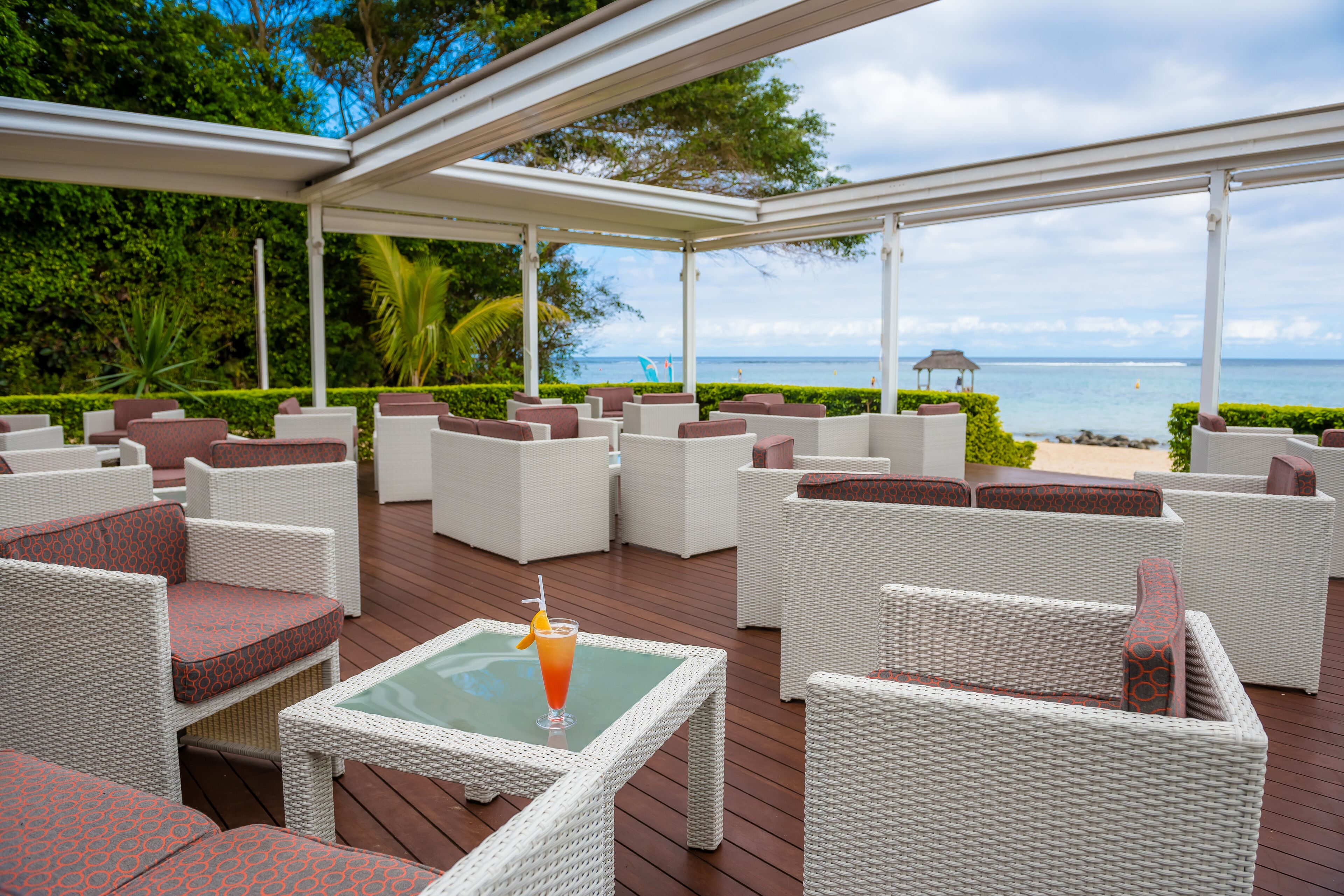 3 restaurants, breakfast, lunch, dinner served; international cuisine