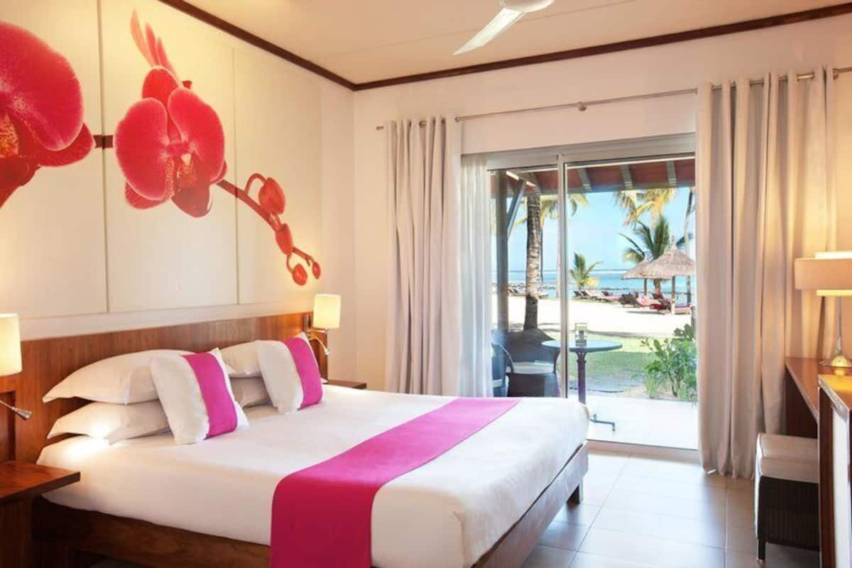 Room, 1 Queen Bed (Beach, 43M²) | Minibar, in-room safe, desk, free cots/infant beds