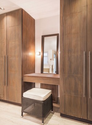 Minibar, caja de seguridad en la habitación y escritorio 