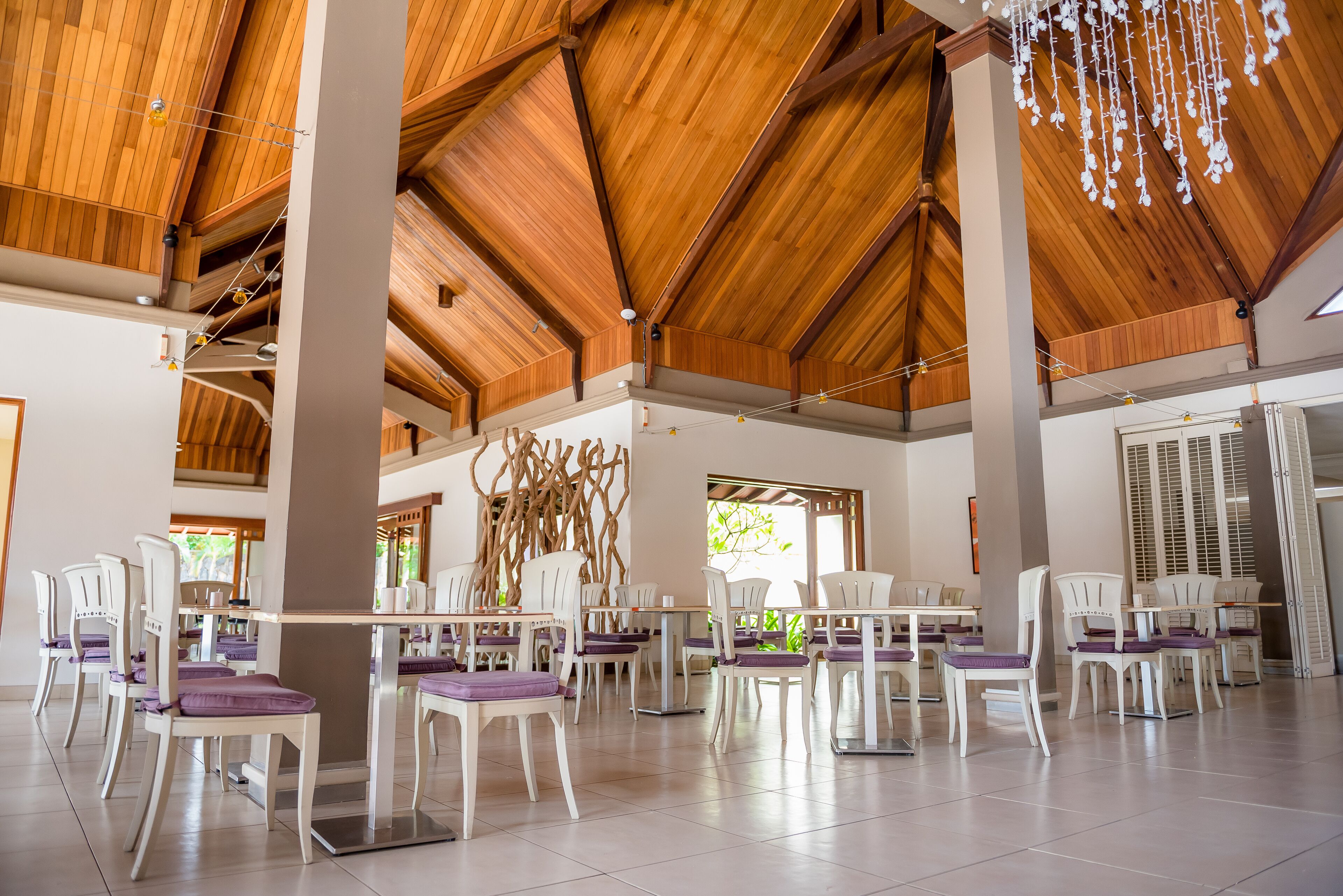 3 restaurants, breakfast, lunch, dinner served; international cuisine