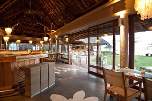 3 restaurantes, café da manhã, culinária internacional