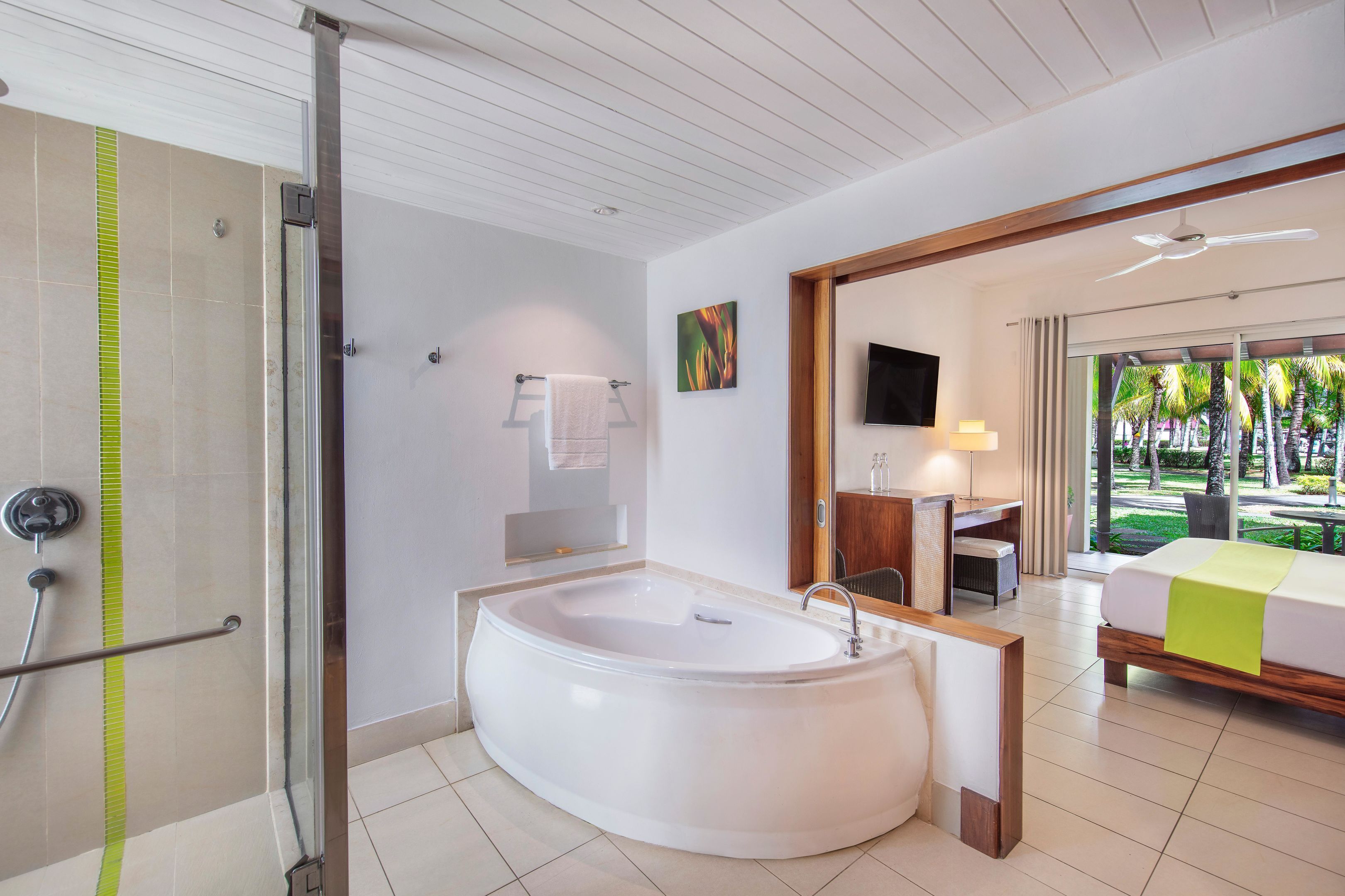 Une salle de bain moderne avec une grande baignoire, une douche et des toilettes.