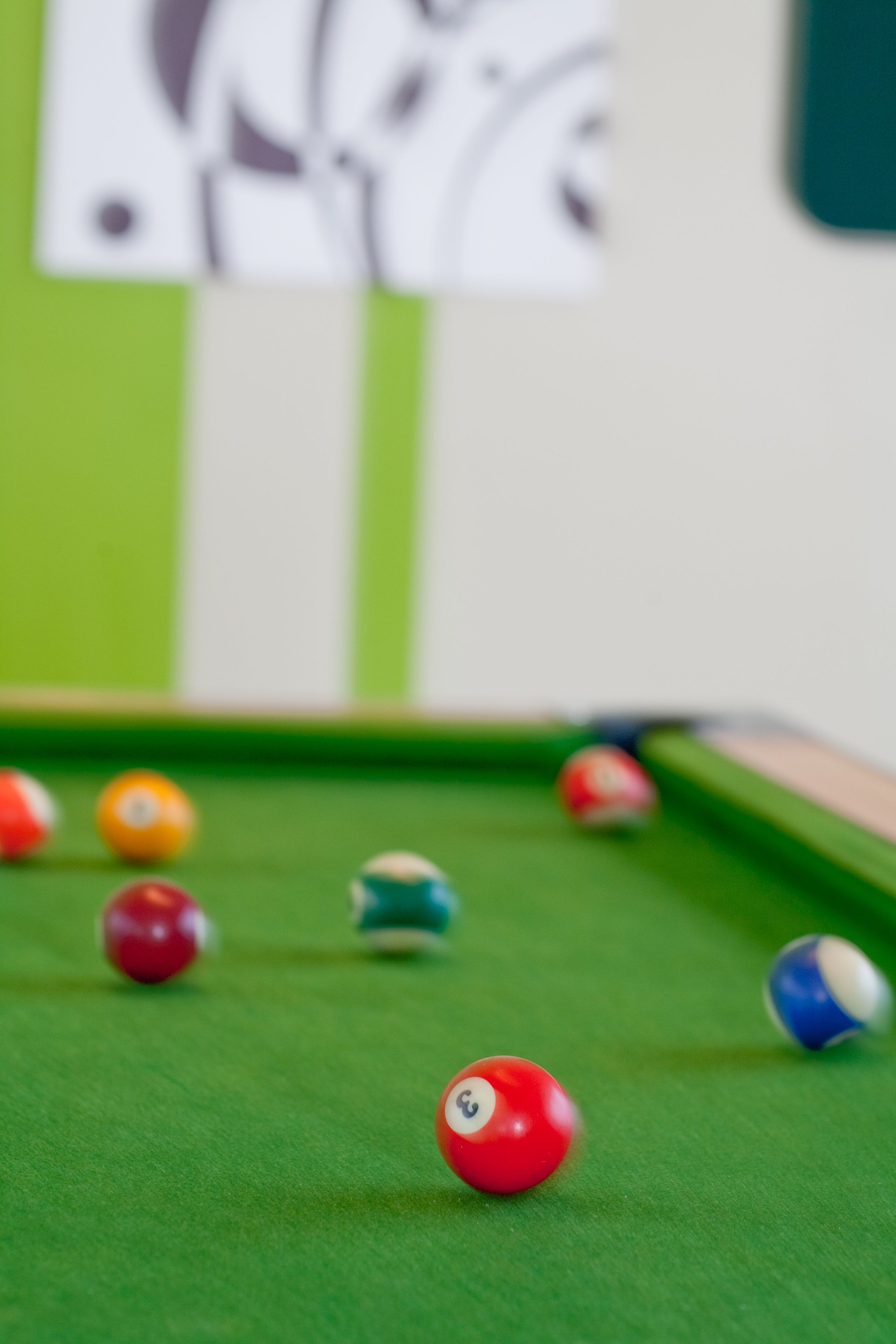 Un gros plan d’une table de billard sur laquelle on voit de près plusieurs billes.