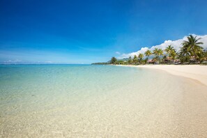 Plage, chaises longues, parasols, serviettes de plage